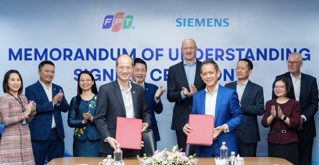 FPT and Siemens officials at the MOU signing.